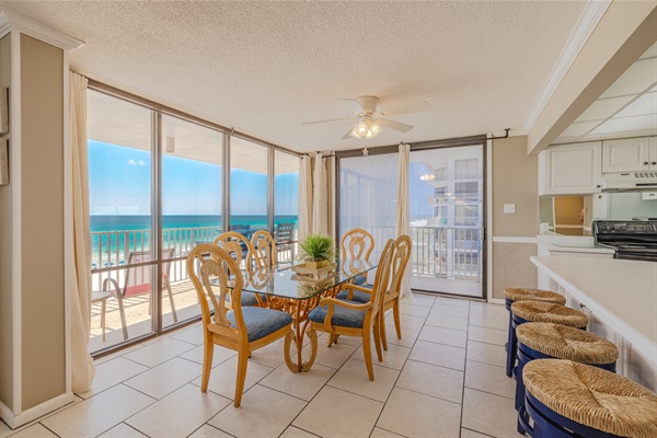 Dining table for 6 overlooking the Gulf