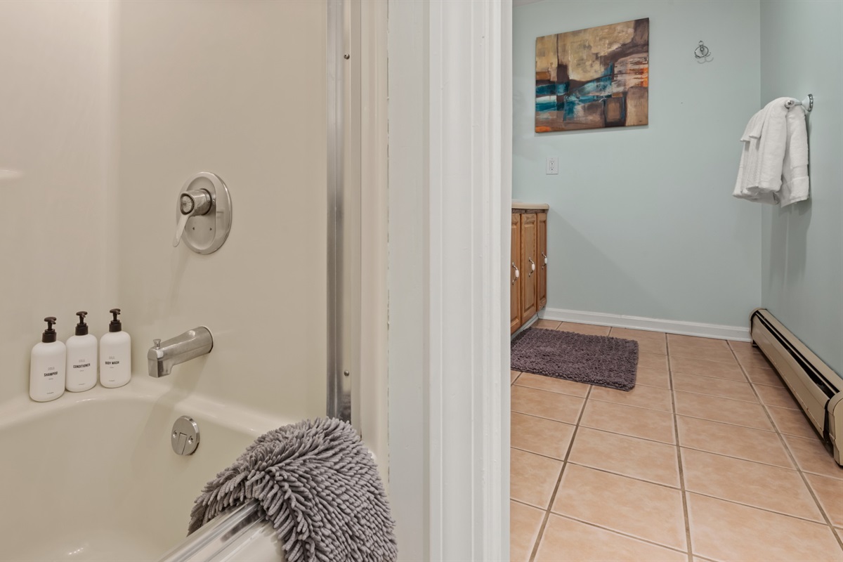 Full bathroom lower unit