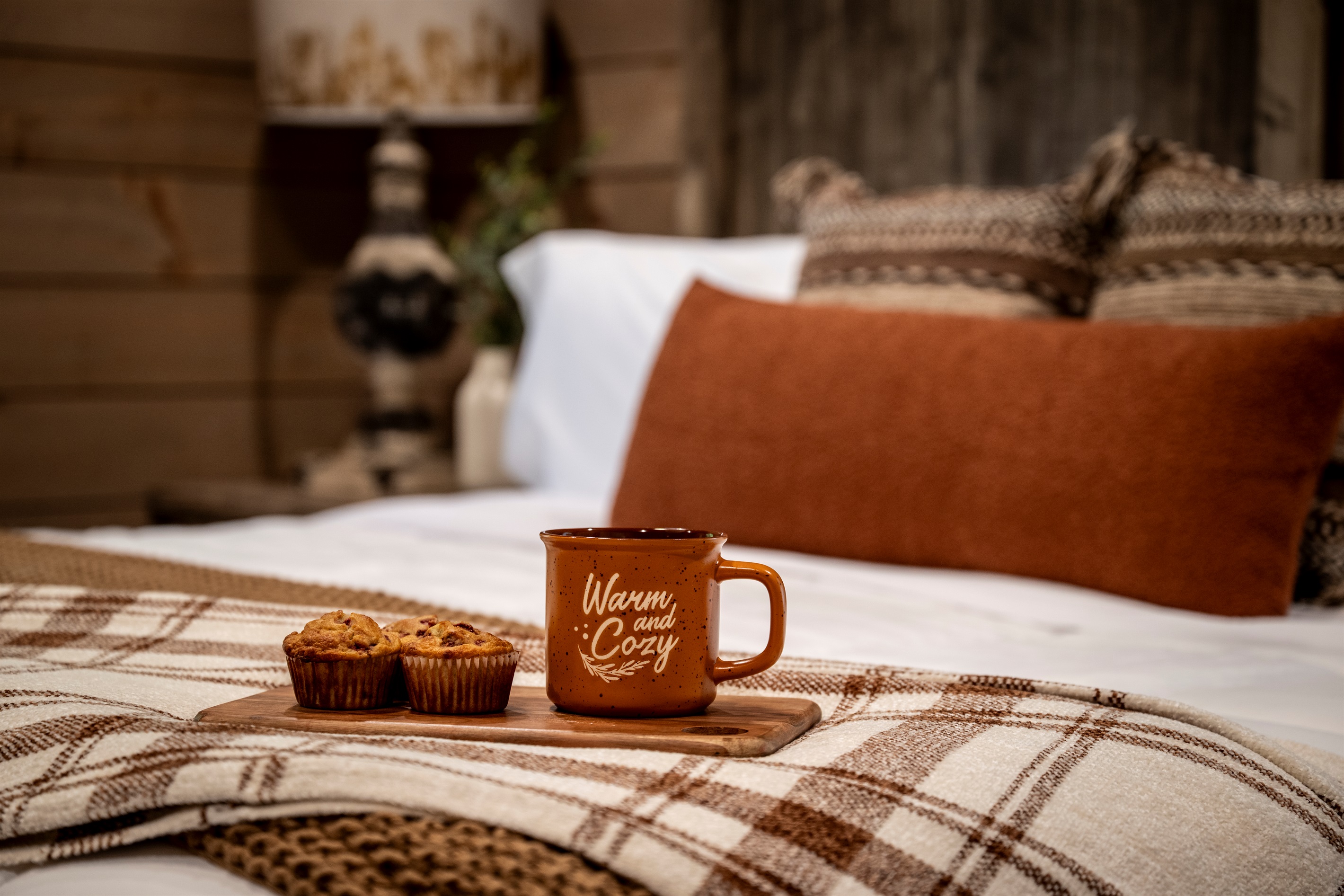🛏️ Vacation motto: stay in bed. Especially when muffins and a “Warm and Cozy” mug are involved.