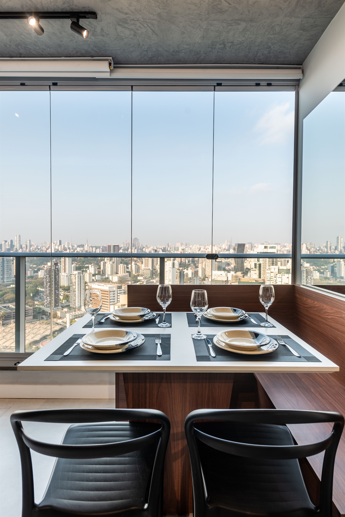 Mesa posta com vista 🥂 Mesa posta para quatro pessoas, Wi-Fi rápido e ar-condicionado. Perfeito para refeições em família ou entre amigos, com skyline incrível ao fundo.