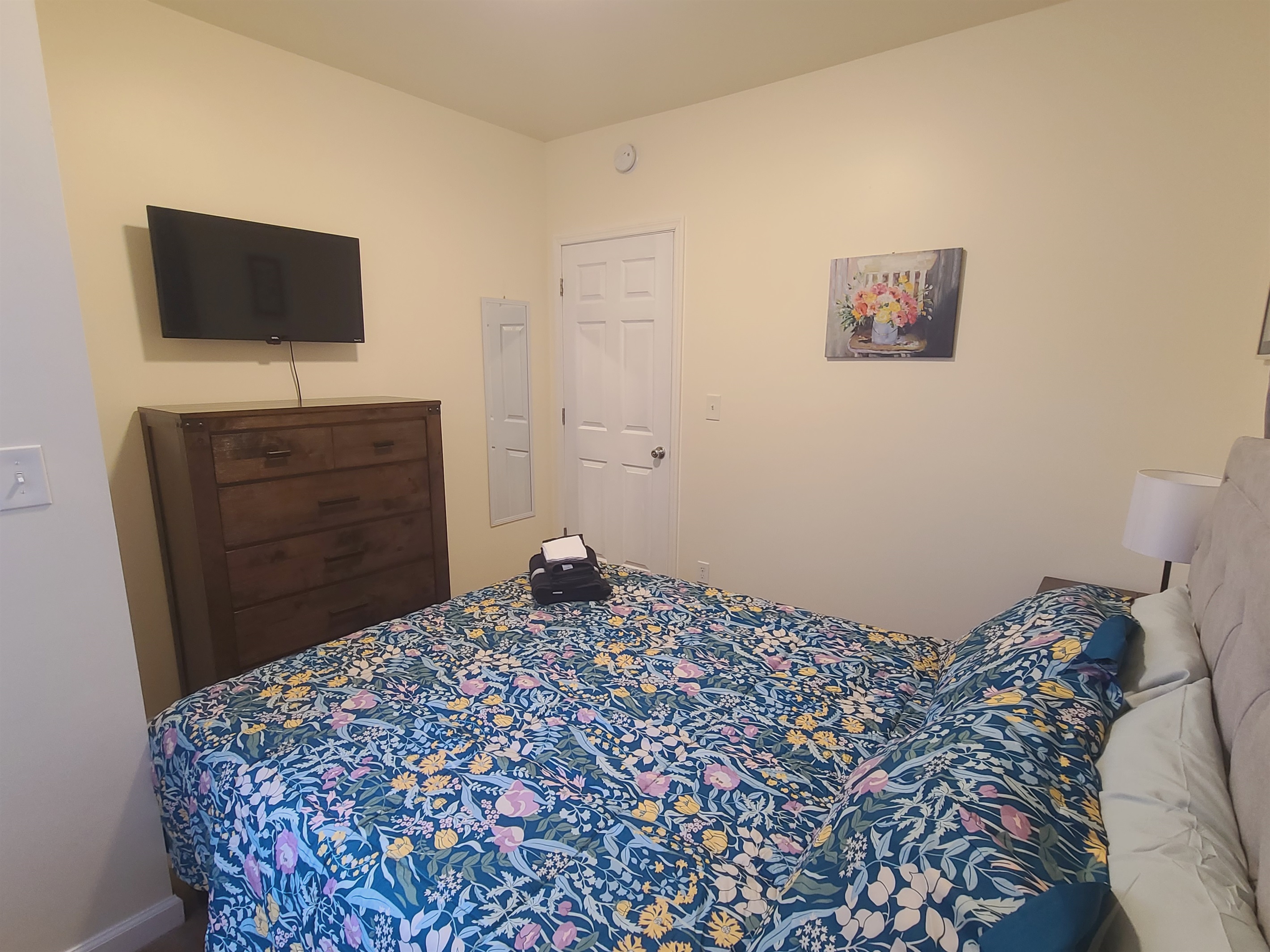 Queen bedroom 2