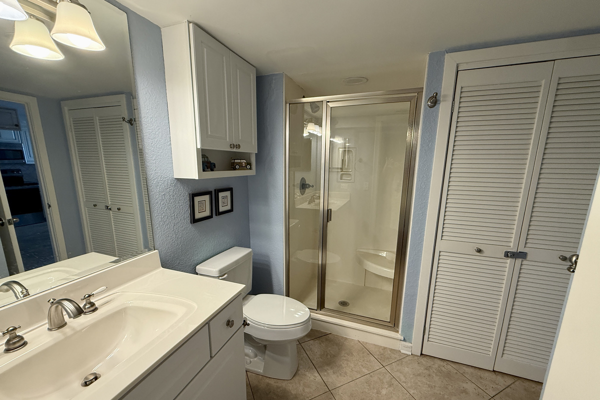 Spacious En Suite Twin/Hall Bath with Walk in Shower
