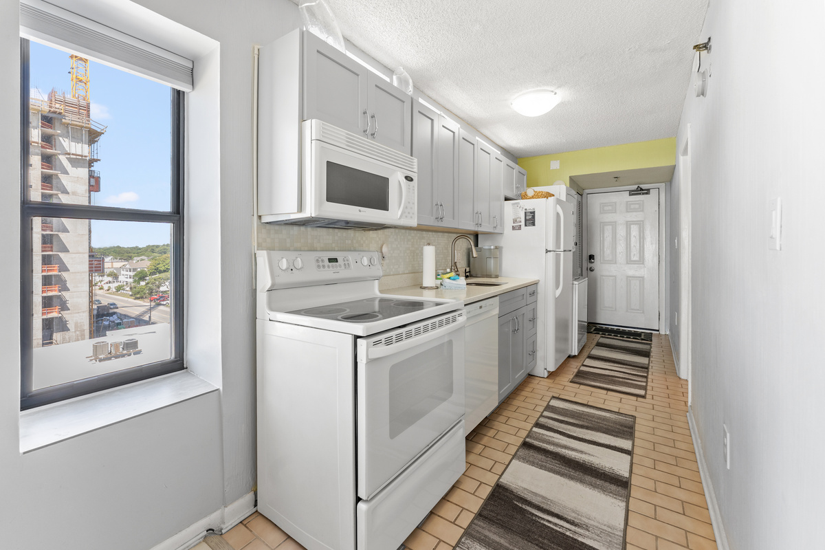 Kitchen - full size appliances and well stocked