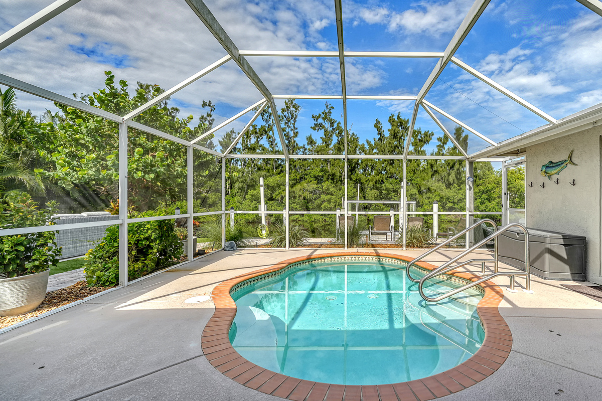 No bugs! This spa pool has a cage!