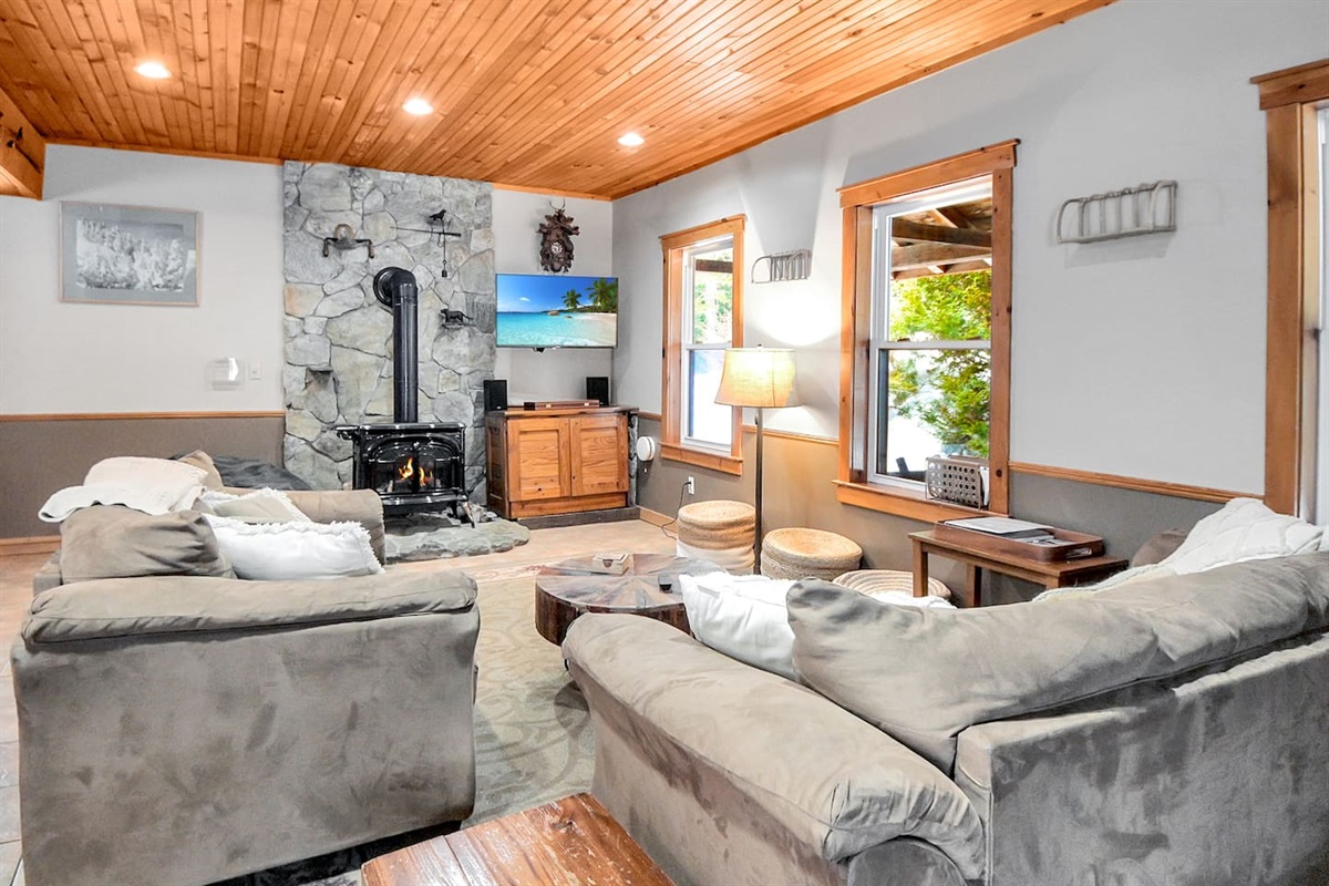 Relax with your guests with the cozy fire and many games spread through the house! 