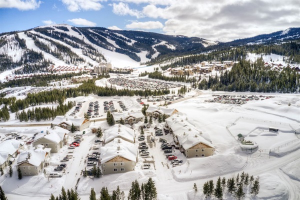 Cedar Creek Condominiums: a hop-and-a-skip from the slopes with ski-in access to Lumiere Mountain Chalet!