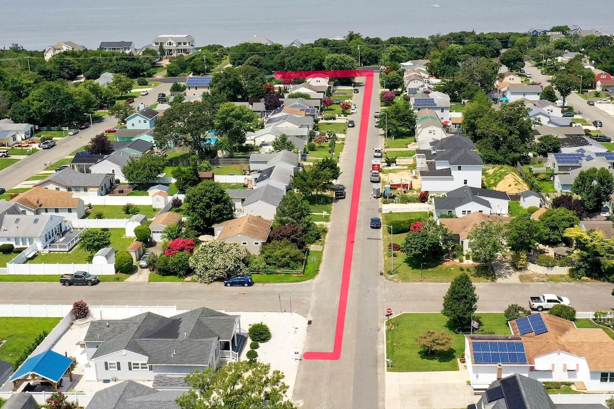 See exactly how close you’ll be to the water! This aerial view shows the short, direct path from your front door to the beach, making it easy to enjoy the sand and bay whenever you wish.