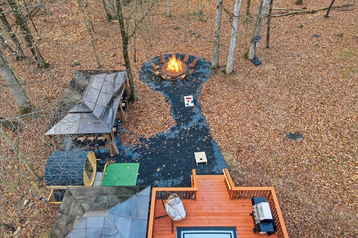 Overview of yard and outdoor amenities