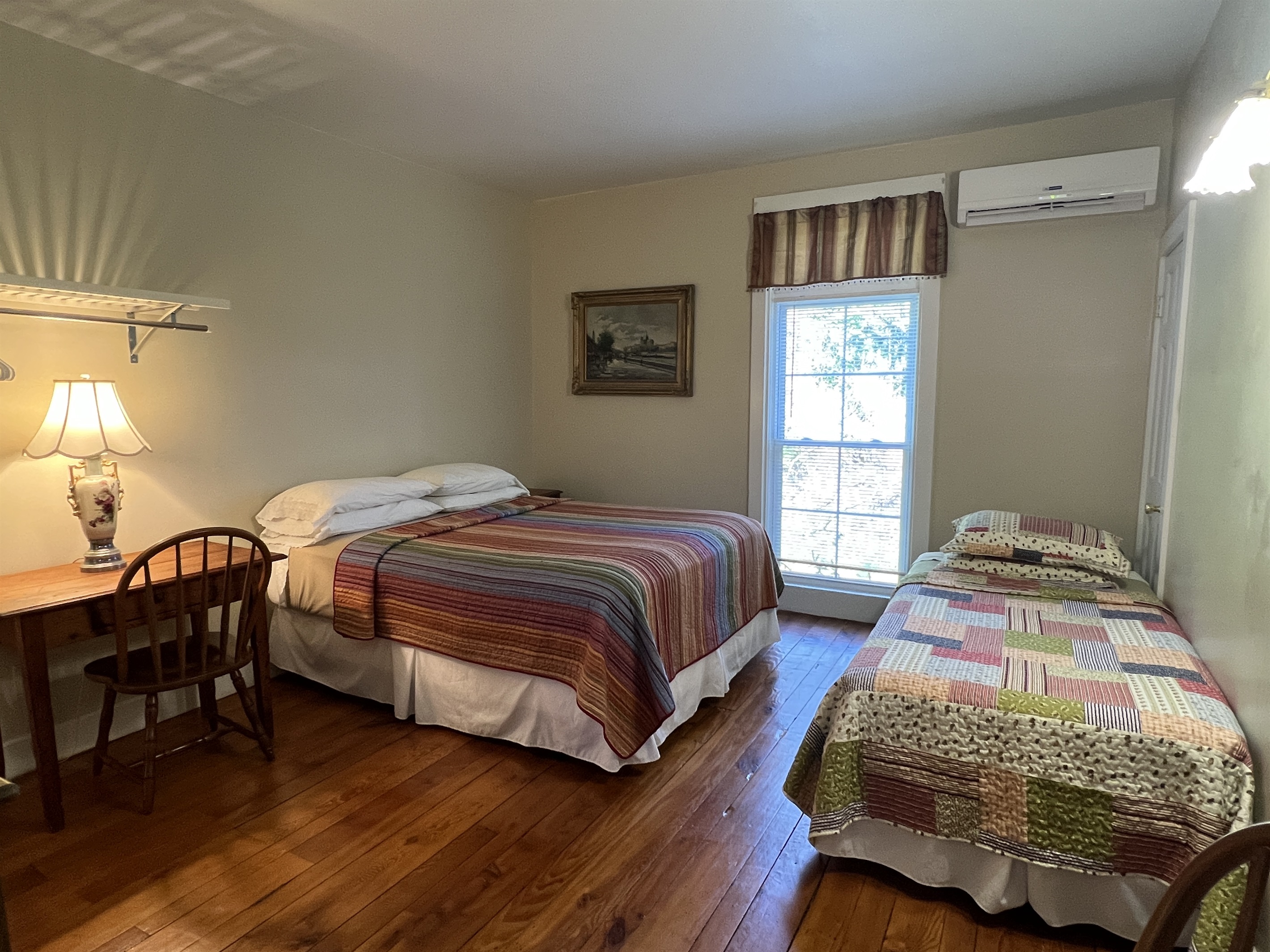 Bedroom #4 w/ Queen and twin beds.
