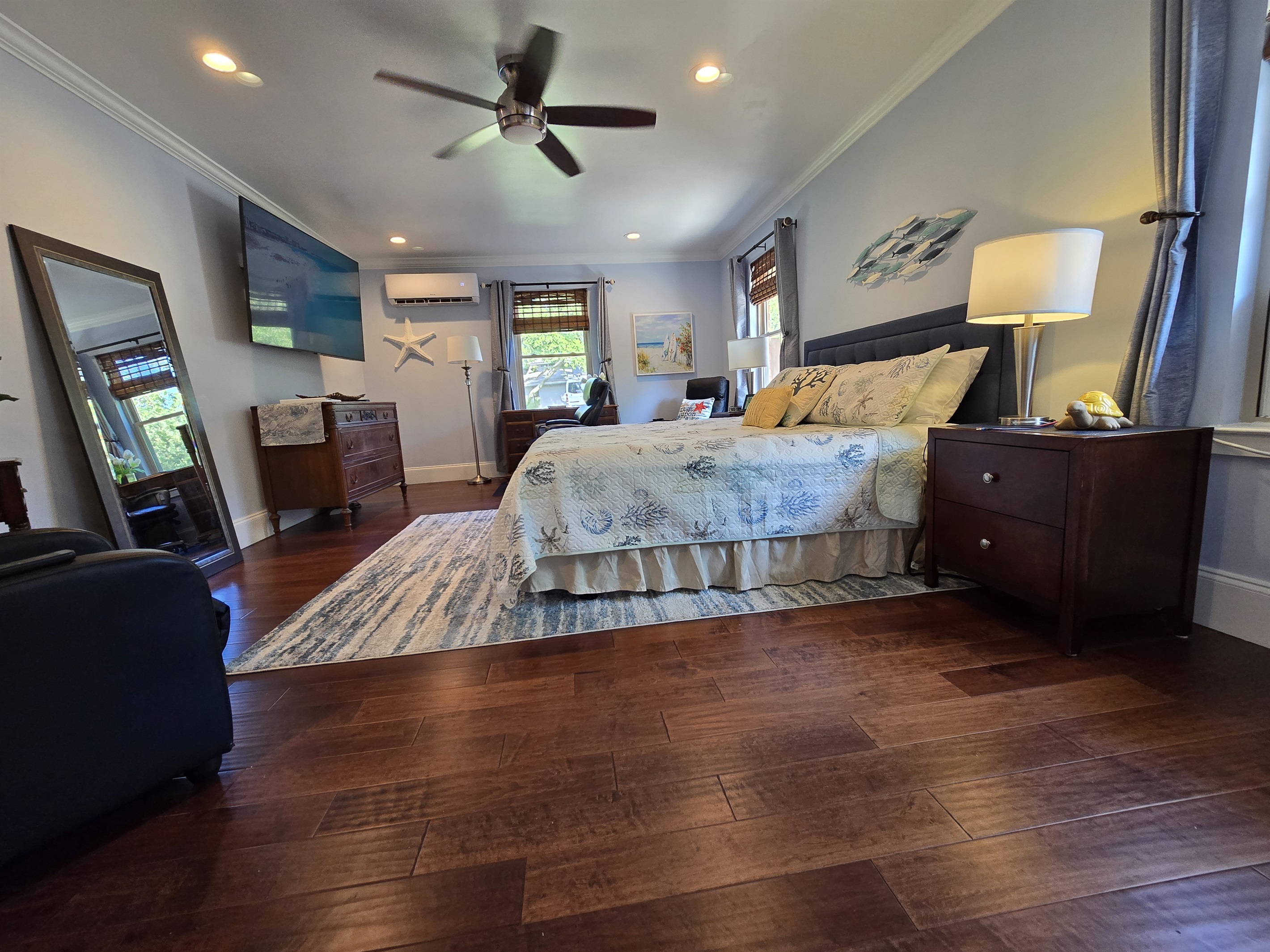 Come stay in this spacious vacation suite. You'll enjoy this comfy king bed, an adjustable 70" Smart TV with Roku, desk with Serta comfort chair & excellent WIFI.