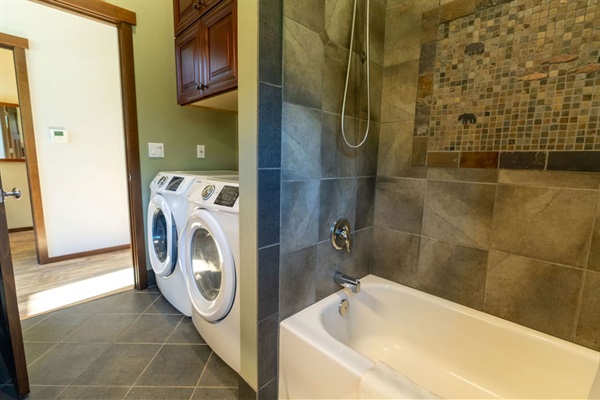 Washer/Dryer in guest bath.