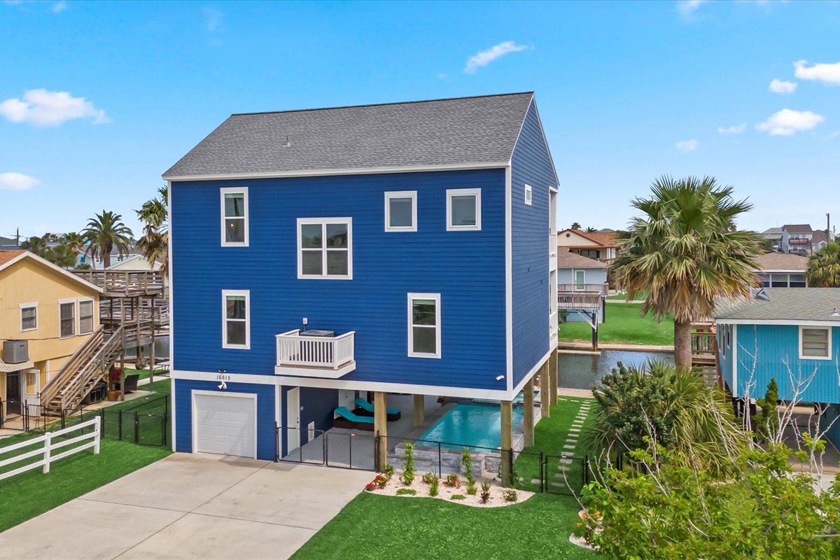 0b21cb05dbf04663a6184e6f2abe499d Large | Beachhouse | Texas | TX | Vacation Homes | Galveston | Crystal Beach | Kokomo | Breezy Days | Beachfront Elegance | Sunrise Serenity | Southern Sands Property Management, LLC