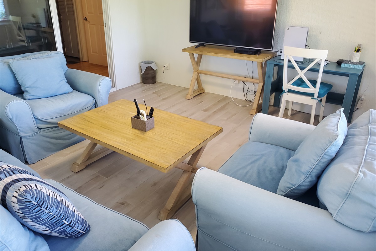 Lounge area with smart TV and desk/chair