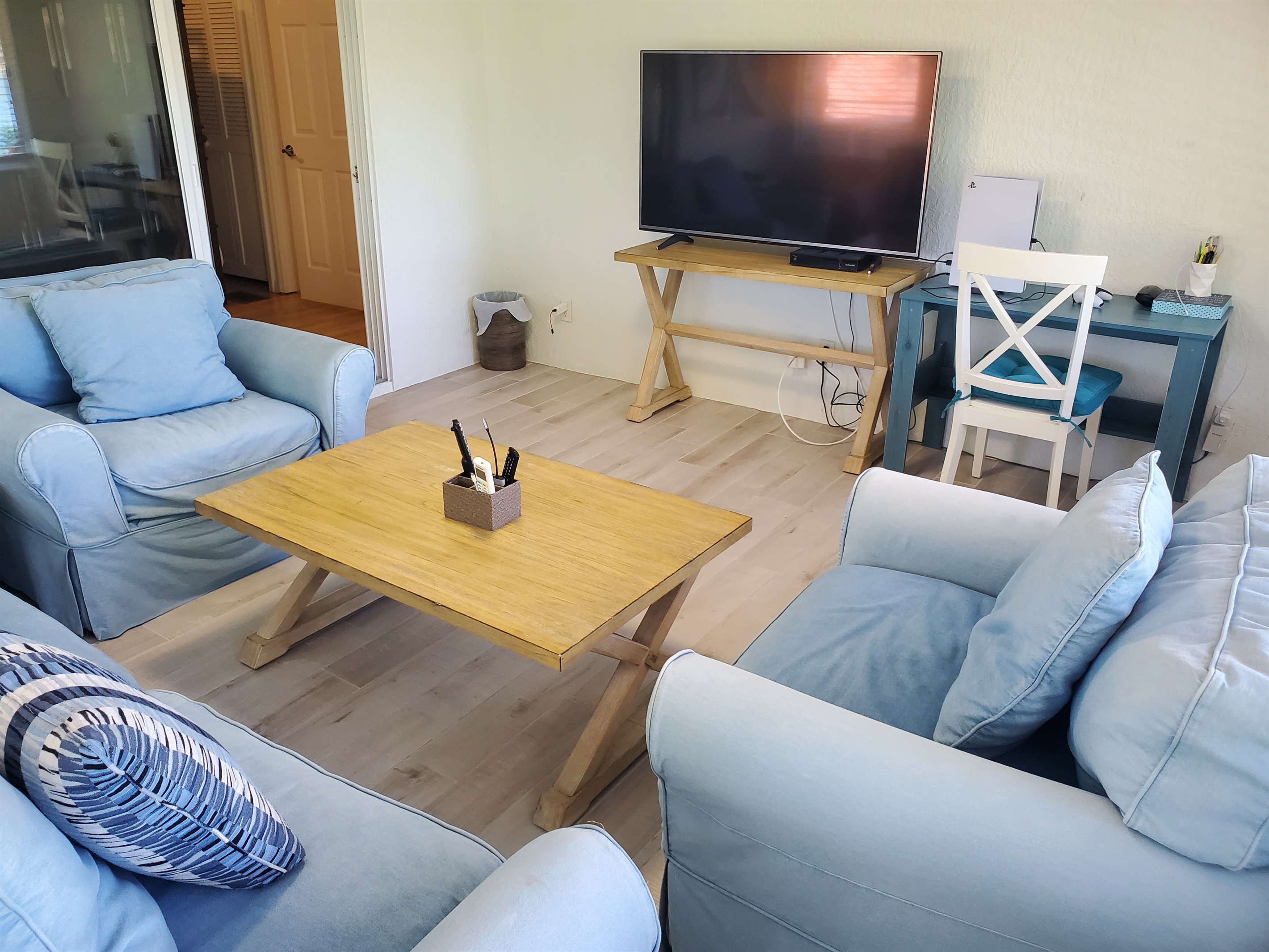 Lounge area with smart TV and desk/chair
