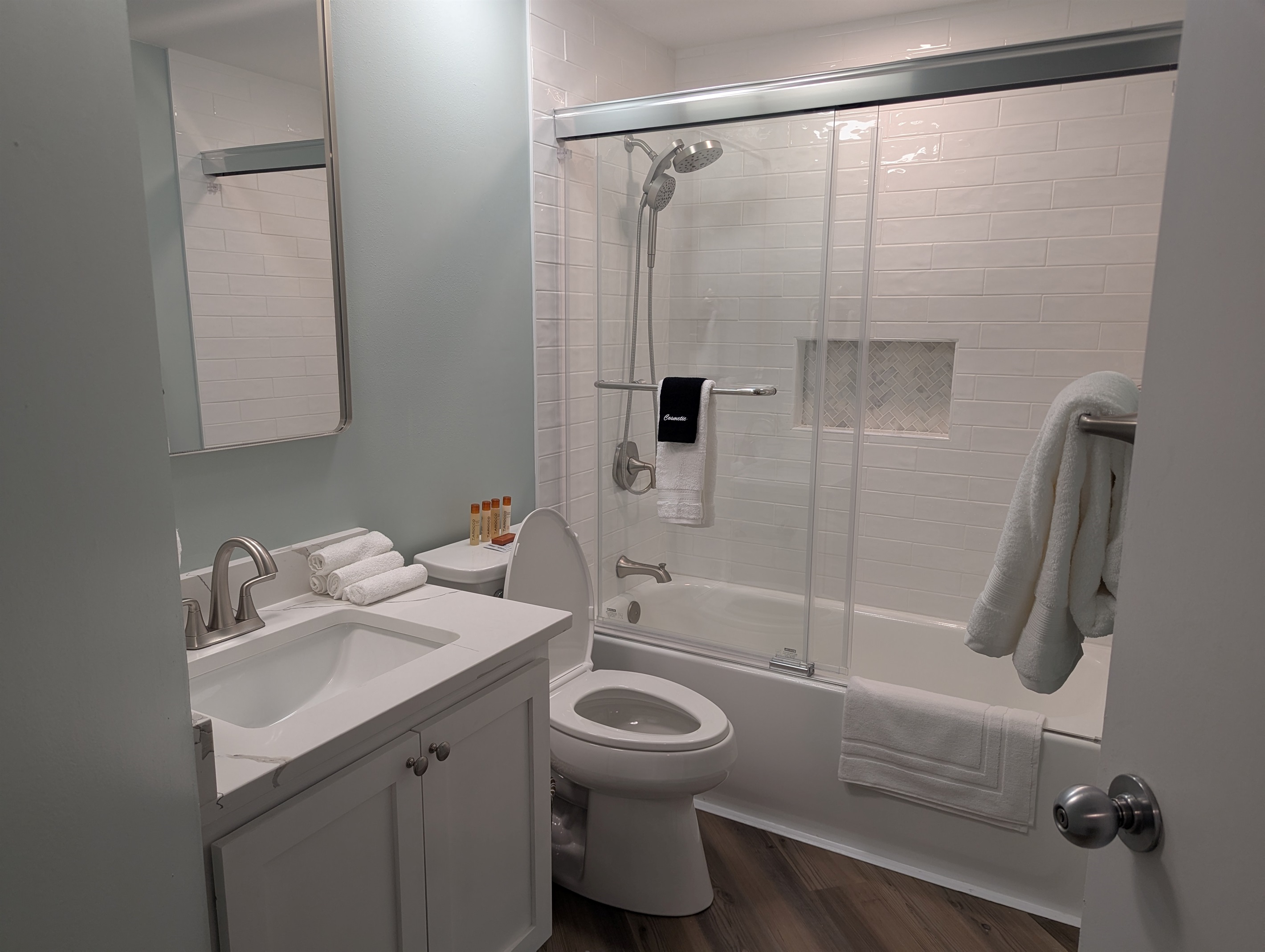 Shared bathroom in the hallway by the dual queen and second king bedrooms.  Tub for the kids!