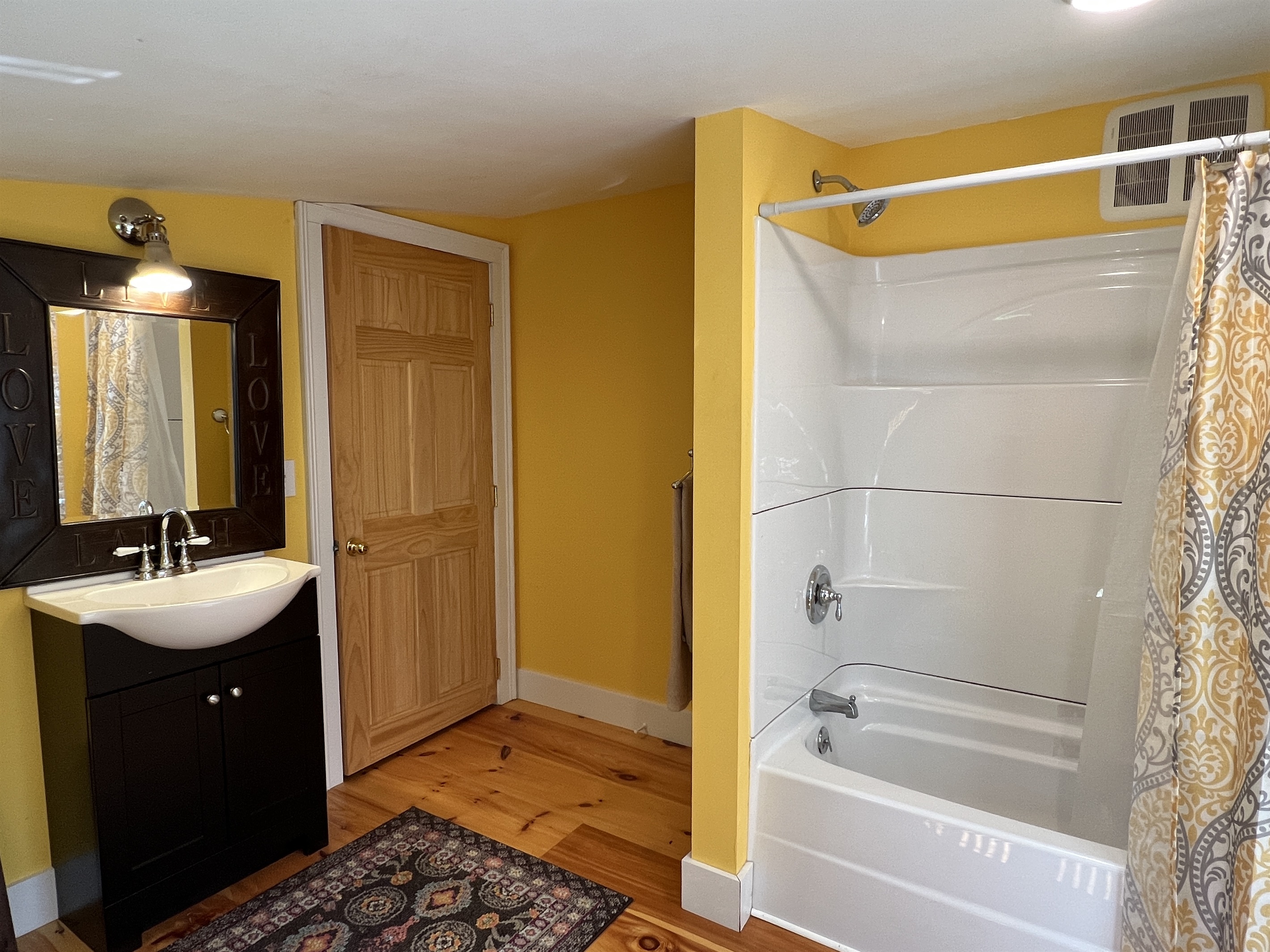 2nd floor full bathroom with tub/shower.
