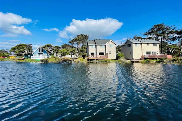 Immerse yourself in the peaceful waterfront community, your perfect home base in Lincoln City. Relax on the deck, kayak around, then walk 3 minutes to the most desirable beach in town, grab dinner at Kyllo's restaurant & ice cream at Snack Attack. 
