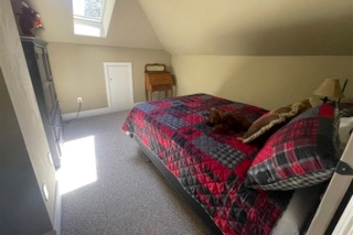 Bedroom #4 with queen bed