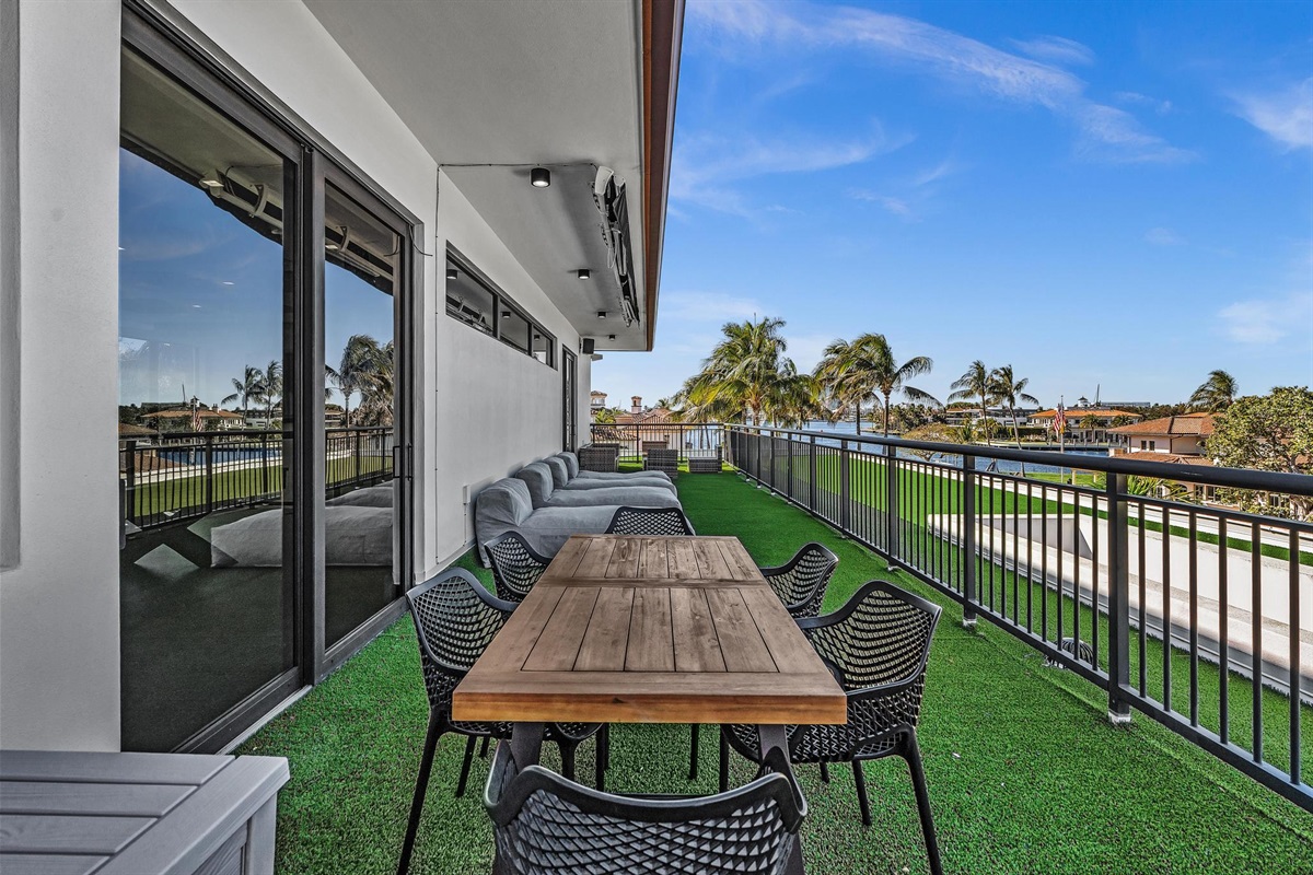 Private outdoor lounge with comfortable seating — relax, unwind, and enjoy the Florida sunshine.Outdoor dining setup perfect for al fresco meals and evening gatherings.