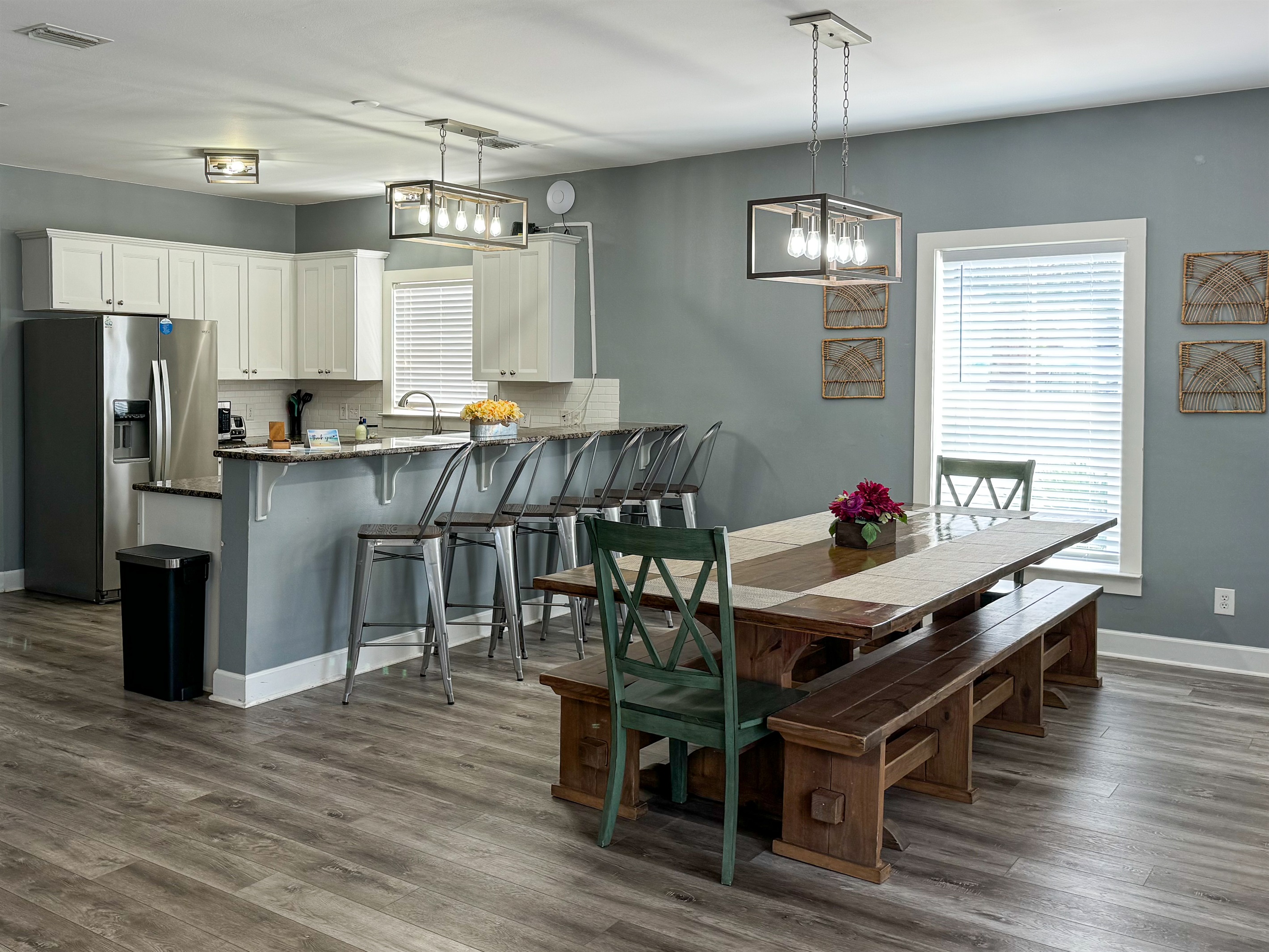 Plenty of seating for the whole gan at the table and counter. Open floorpan lets conversation go on while prepping meals.