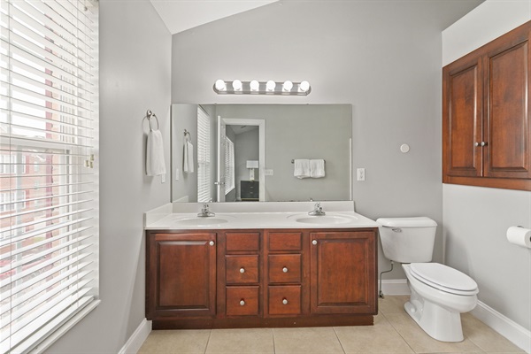 ND Luxury Townhome 8 min to ND Stadium!, photo 27