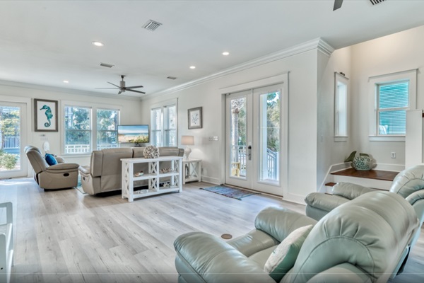 Living Room with plenty of seating for large groups