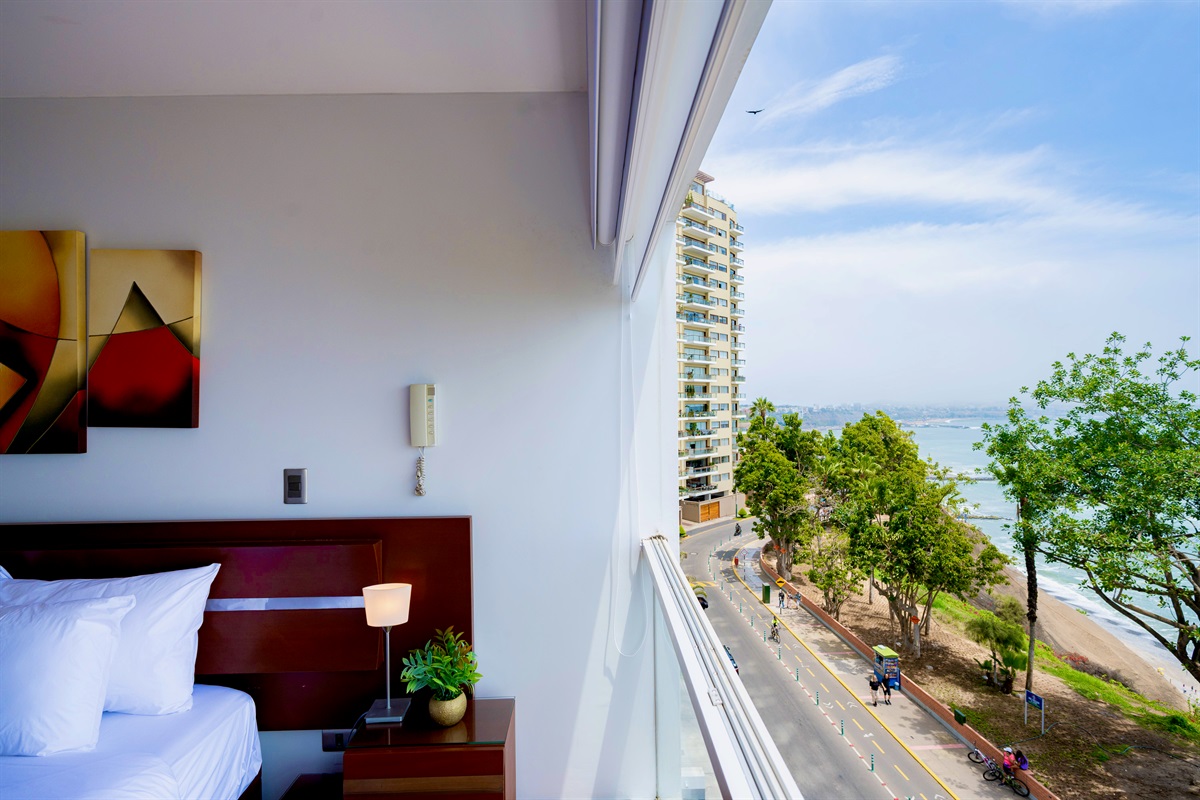 Master bedroom with stunning sea and Malecón views — wake up inspired every morning  /   Dormitorio con cama queen y una vista impresionante al mar y al malecón — despierta inspirado cada mañana