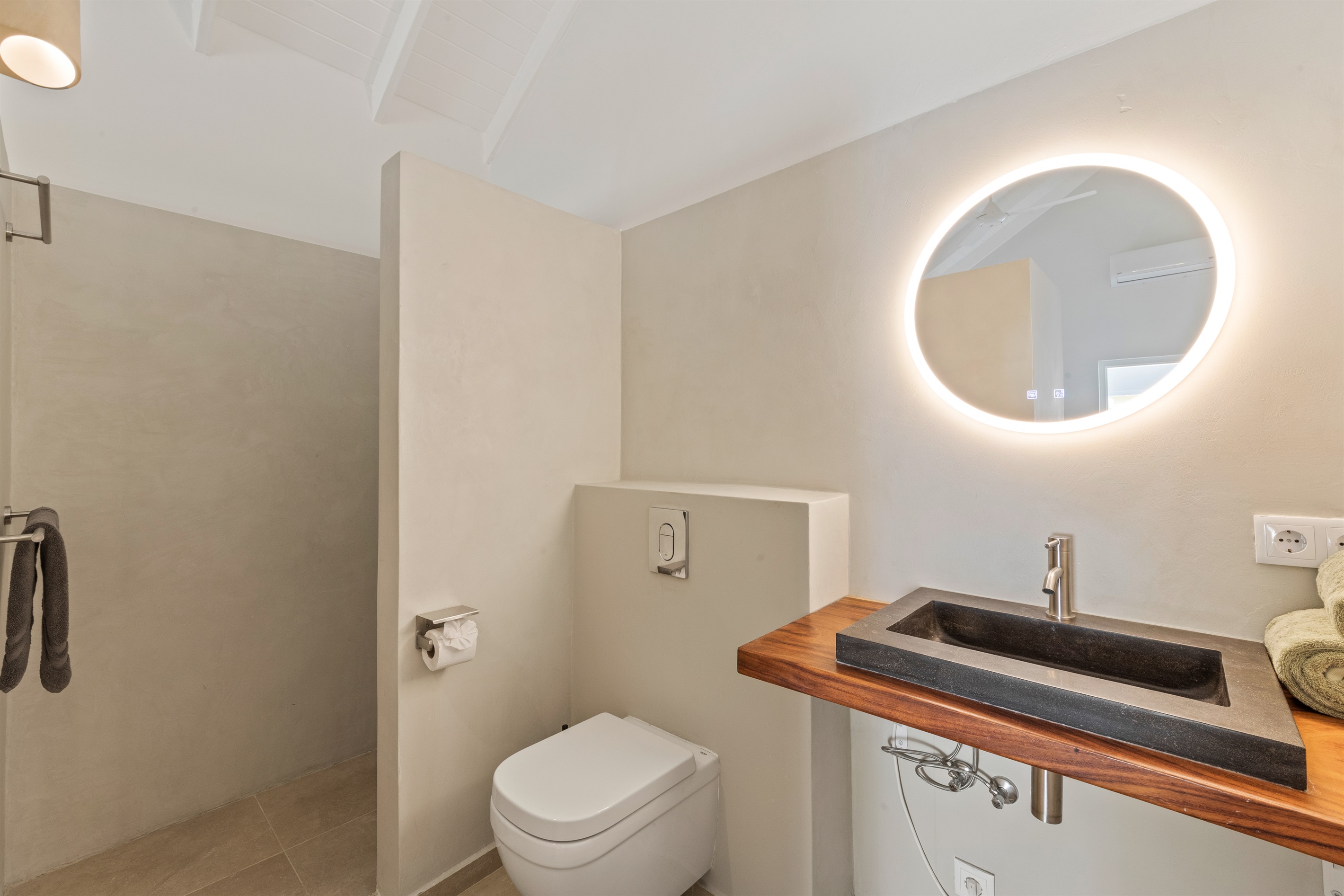 Villa Awa - Bedroom 2 | Ensuite