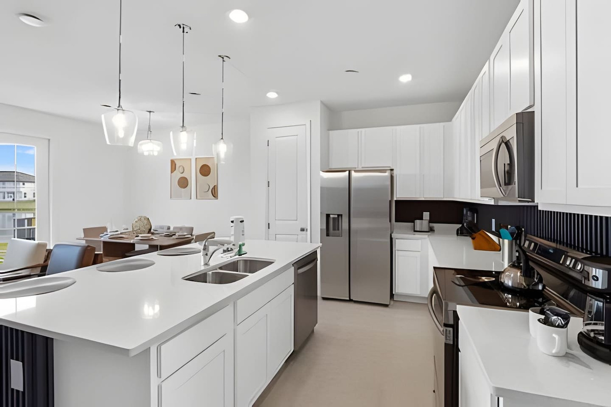 Fully equipped kitchen with a spacious island and everything you need to cook family meals.


