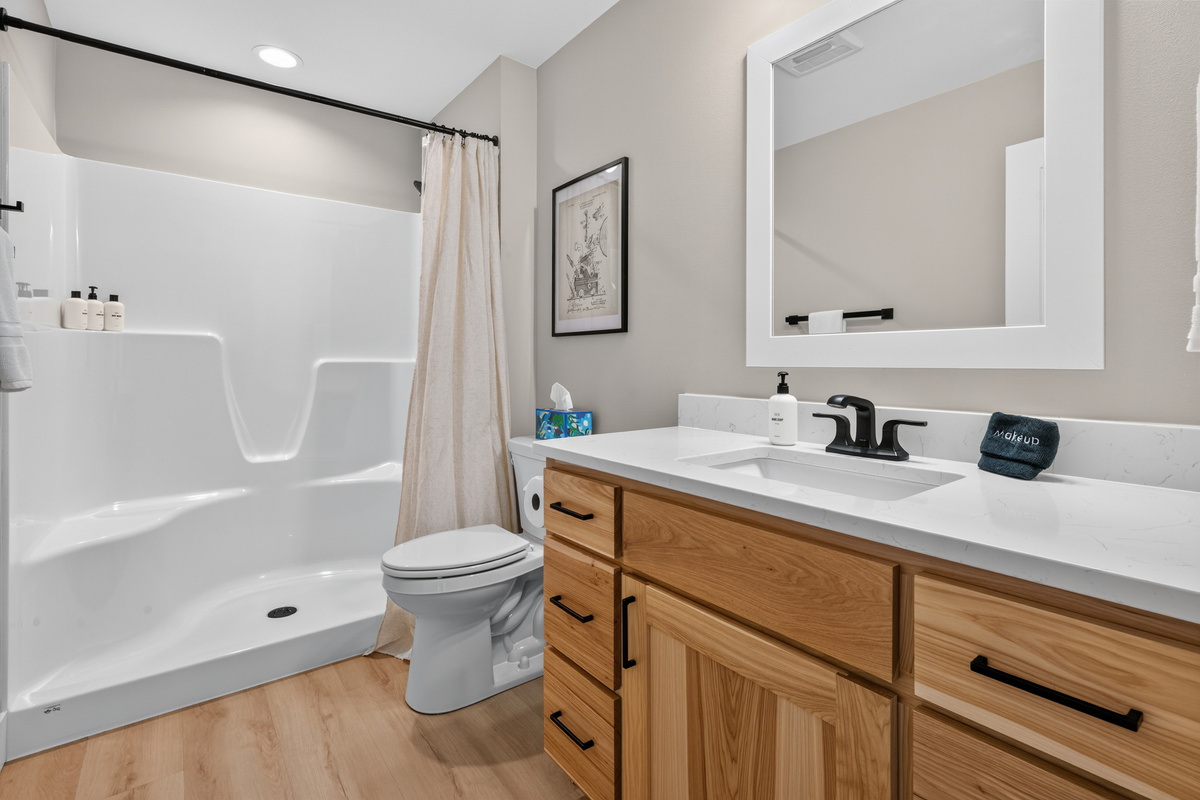 Lounge upstairs bathroom