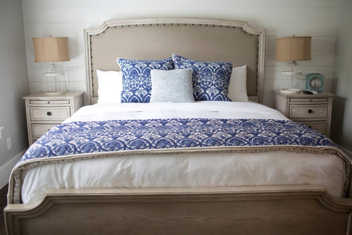 King-size bed in downstais bedroom in cottage rental near mena arkansas