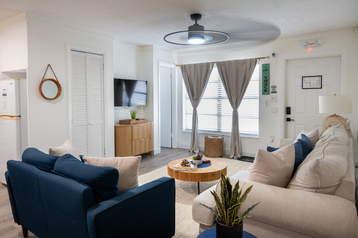 Comfortable seating for four, Smart TV and natural light