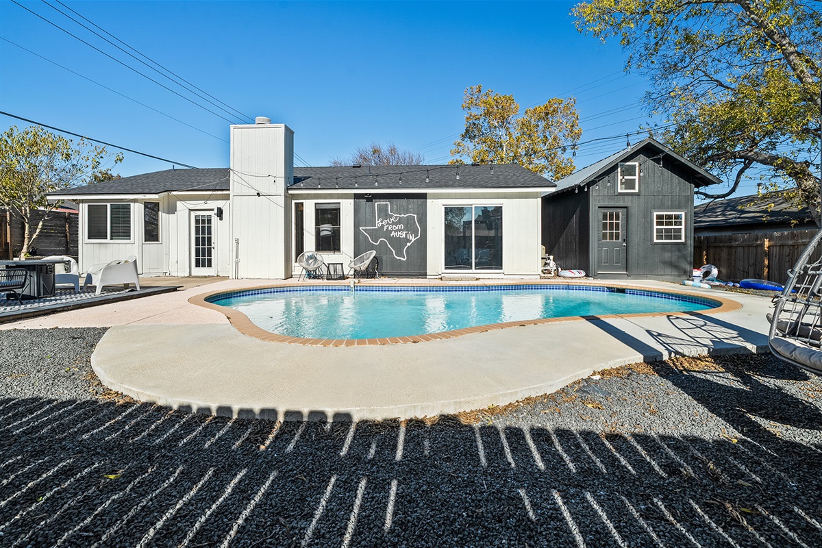 Take a refreshing dip in the crystal-clear pool 🌊☀️, or lounge in style surrounded by lush greenery 🌳.