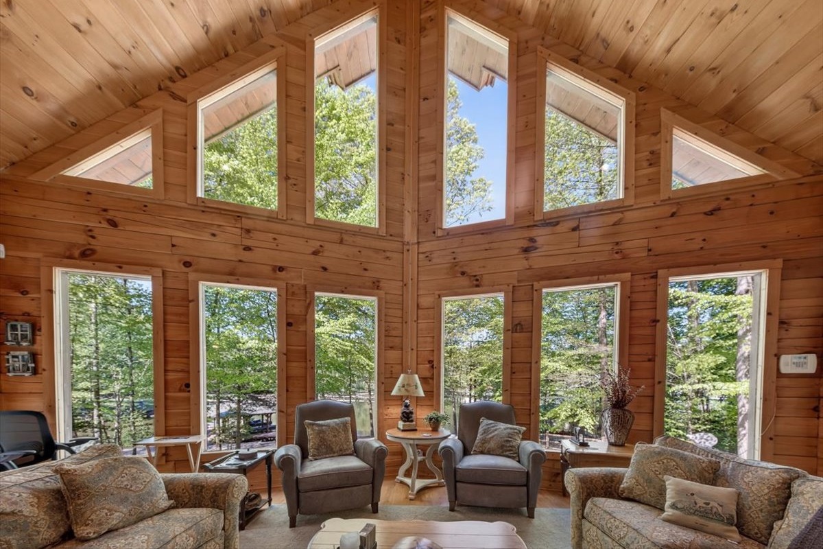 Cozy living space overlooking Lake Anna.
