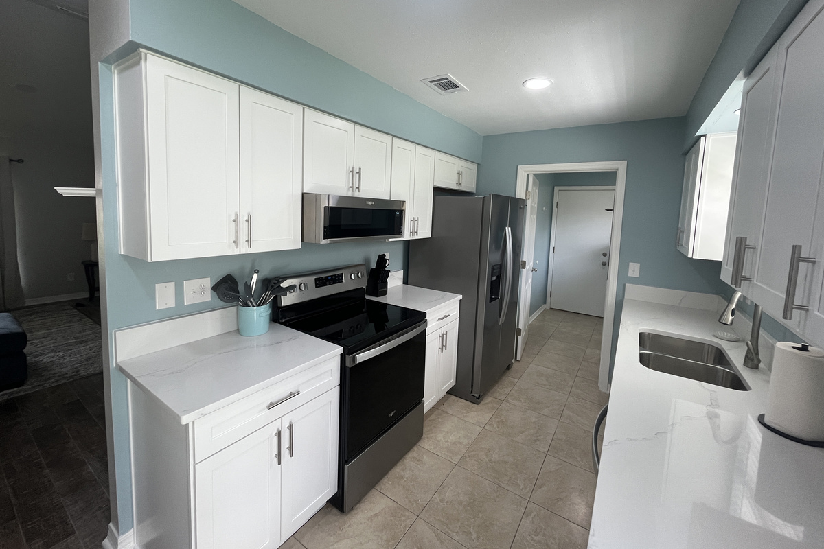 Newly updated kitchen. Fully equipped for delicious dinners with family.