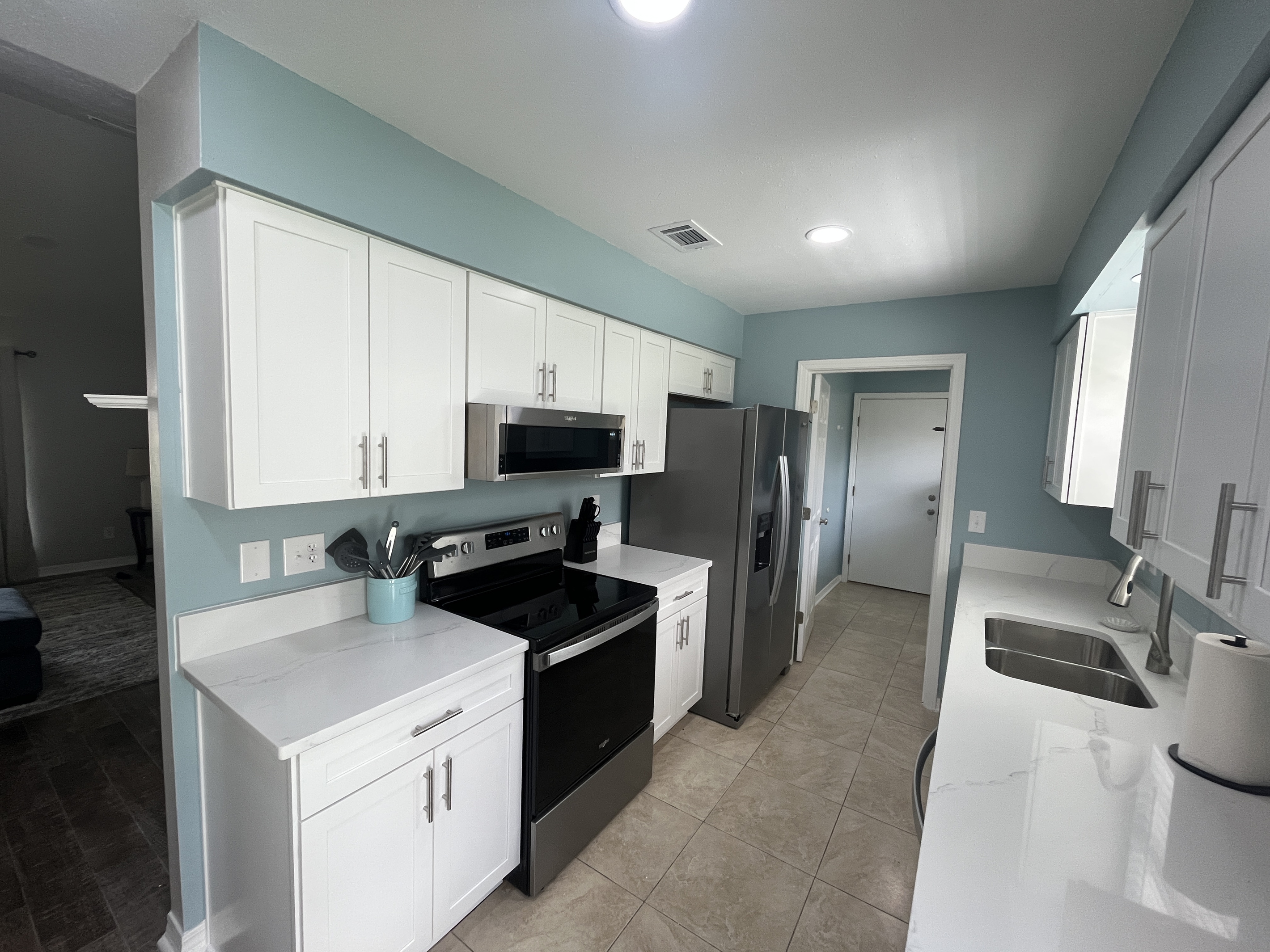 Newly updated kitchen. Fully equipped for delicious dinners with family.
