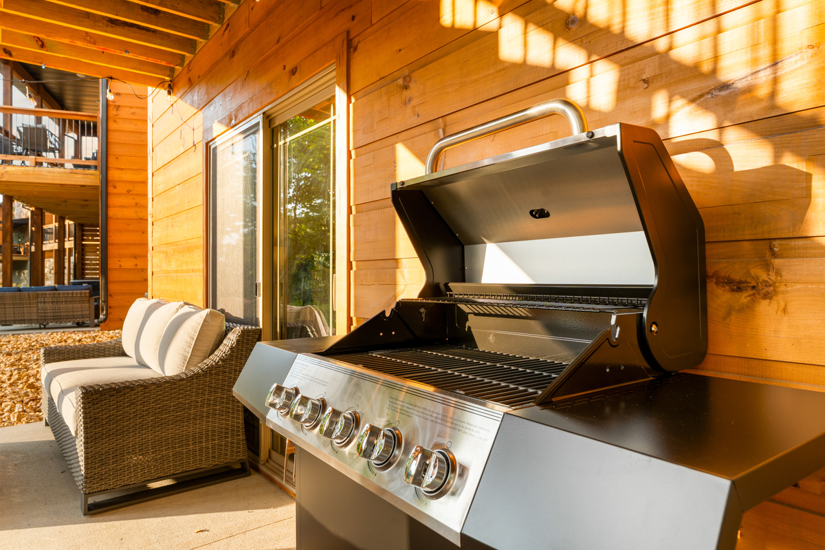 Five burners ready for burgers — cookouts are effortless here.
