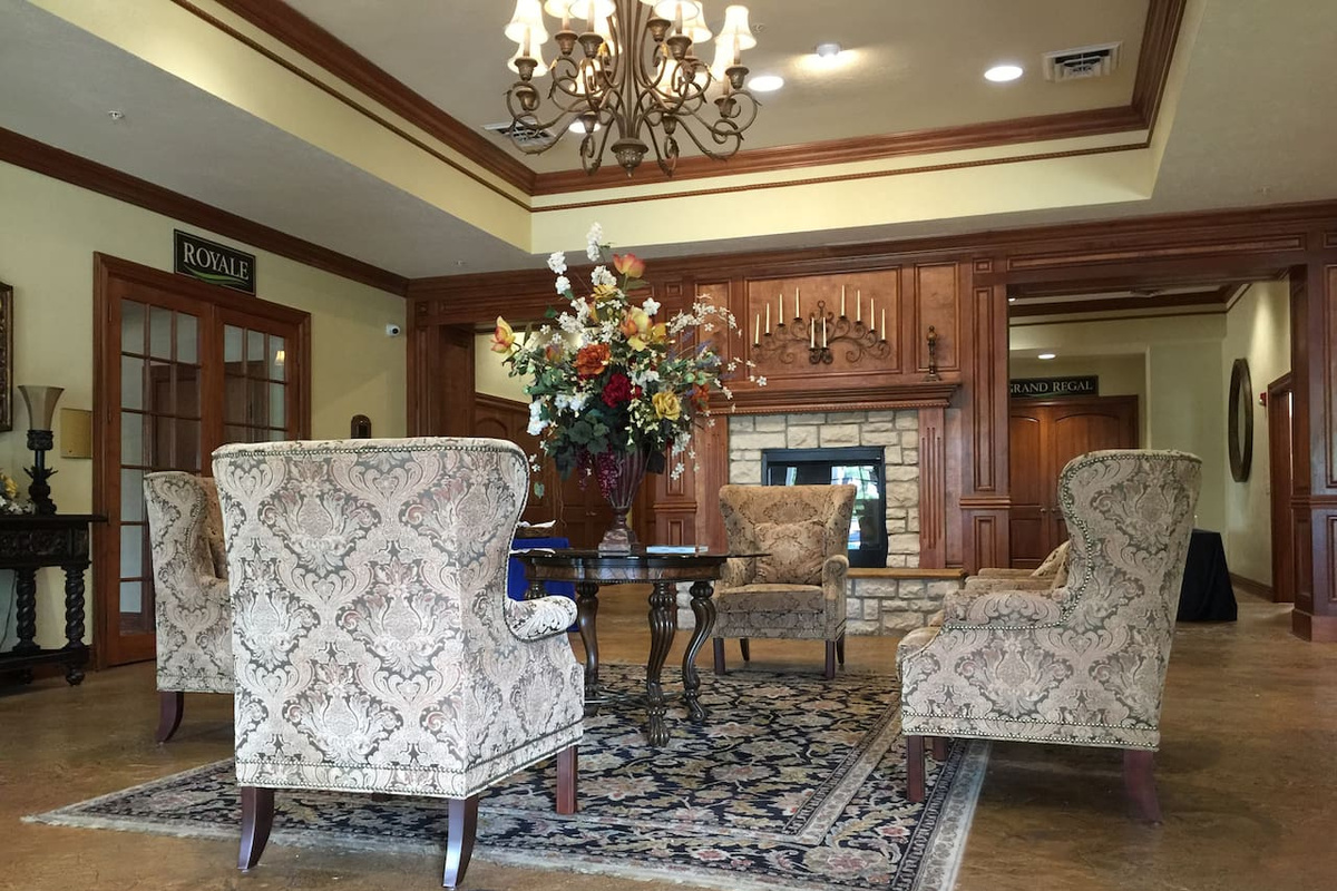 Community Center With Bar & Grill, two pools, hot tub, proshop, tennis courts, golf, and patio areas.