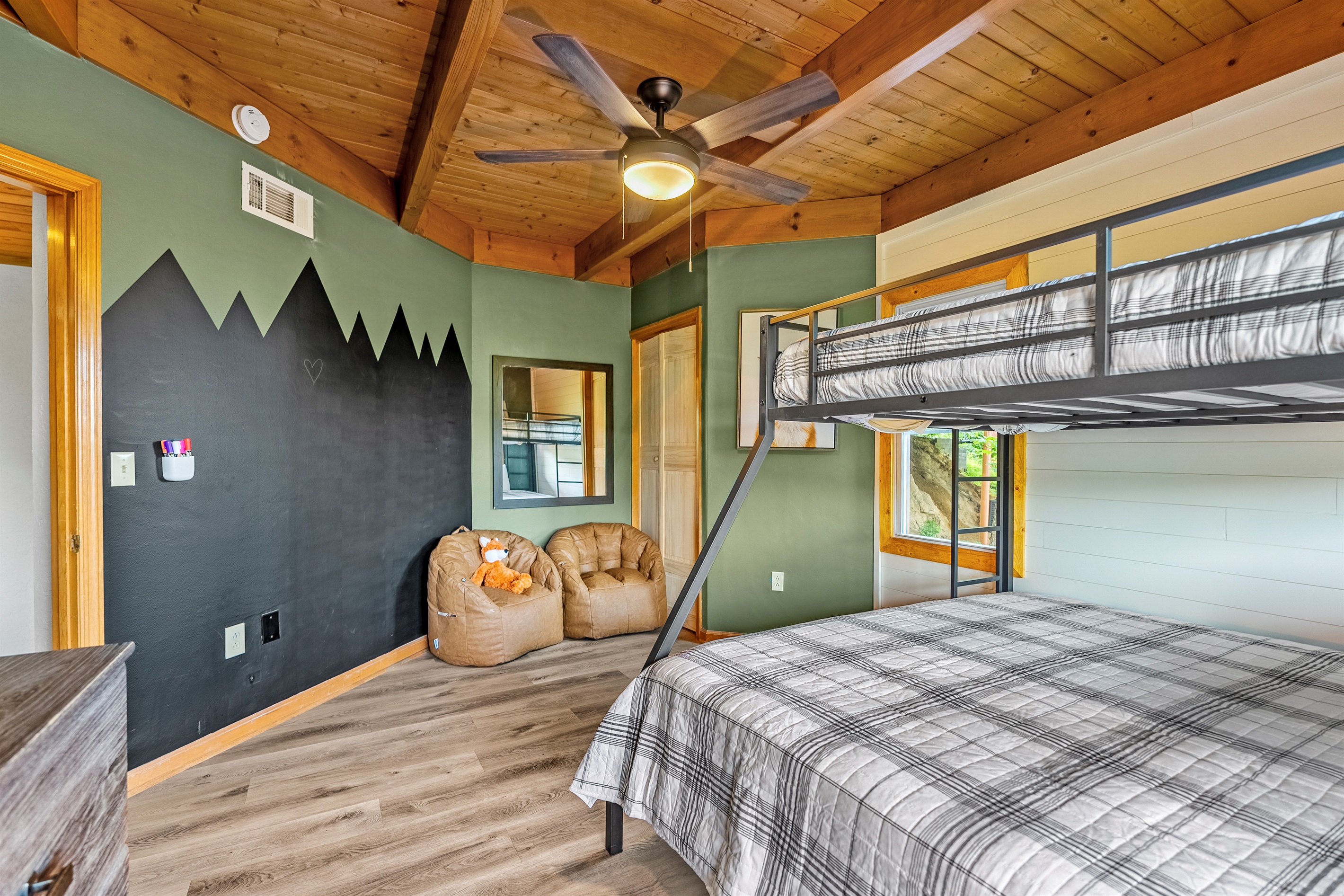 Fun, cozy and functional bunk rogsw/ chalk walk, TV and cozy beanbags