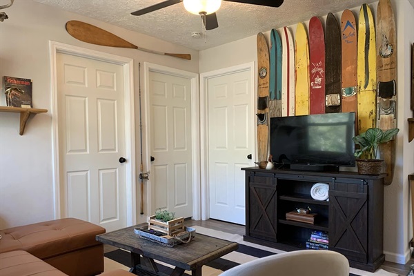 Living area with 40" Roku TV.