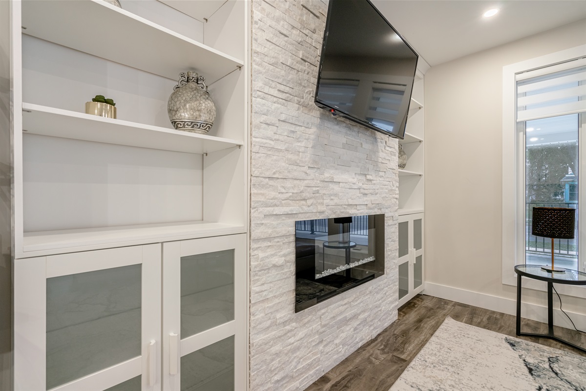 Cozy Living Area with fireplace and Smart Tv