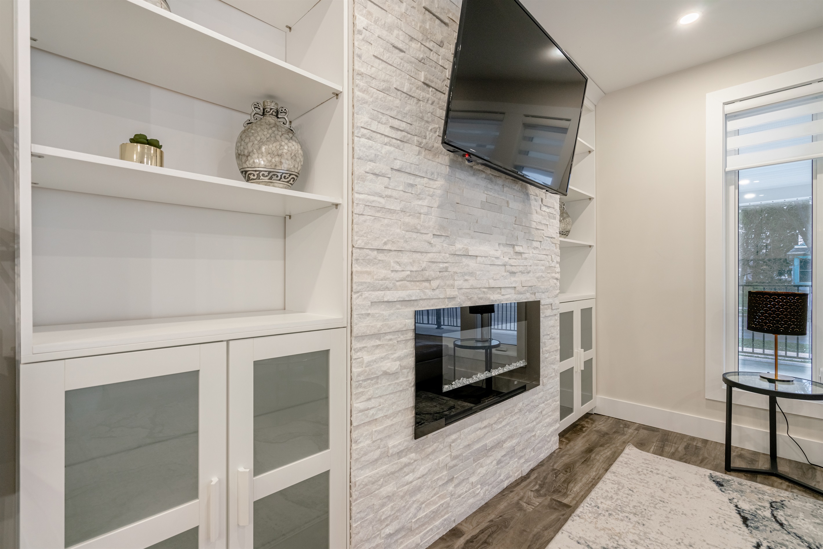 Cozy Living Area with fireplace and Smart Tv