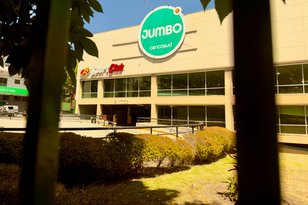 Jumbo, massive supermarket and Sportclub gym, located just 1 block away!