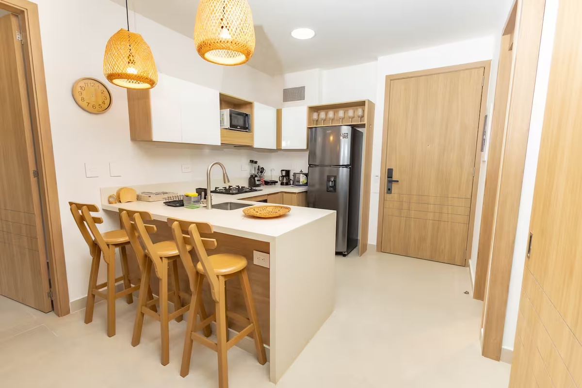 La cocina de concepto abierto se conecta fácilmente con la sala de estar, creando un espacio interior práctico para comenzar el día con tranquilidad y disfrutar de noches relajadas.