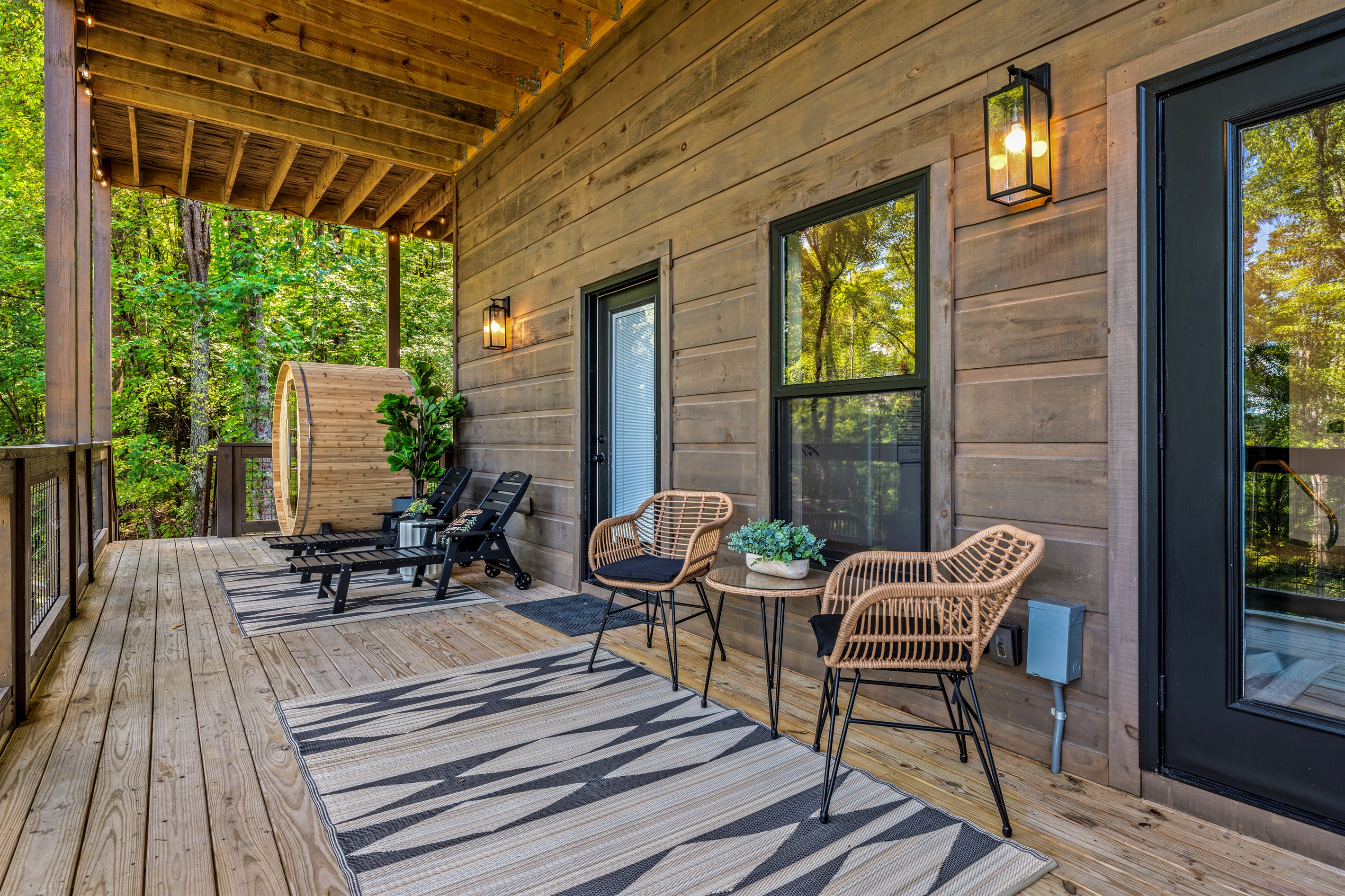 🌲 Lounge in the shade or hit the sauna—this deck gives serious spa retreat energy (but with better Wi-Fi).