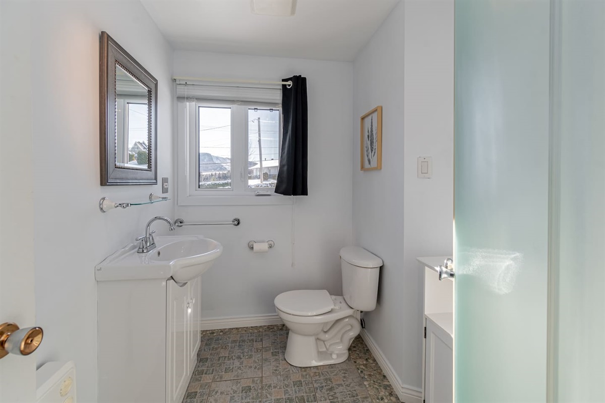 Salle de bain avec douche.