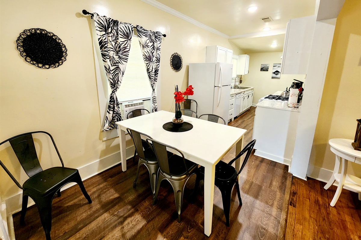 dining area/kitchen