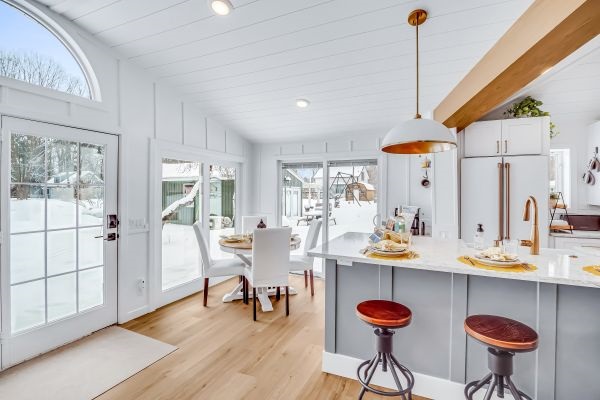 Sunrise cottage - Enjoy the natural beauty as you sip your morning coffee with the sun streaming in the front windows