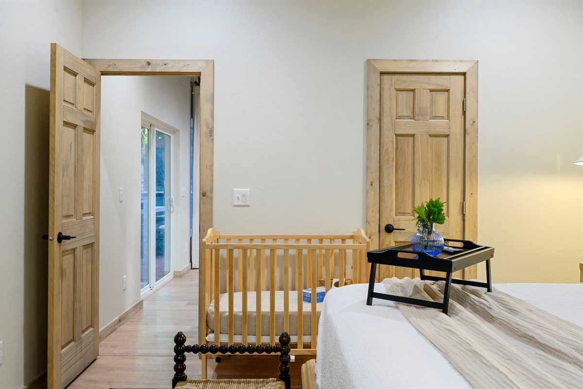Baby-friendly touches including crib + space for little ones 👶🤍