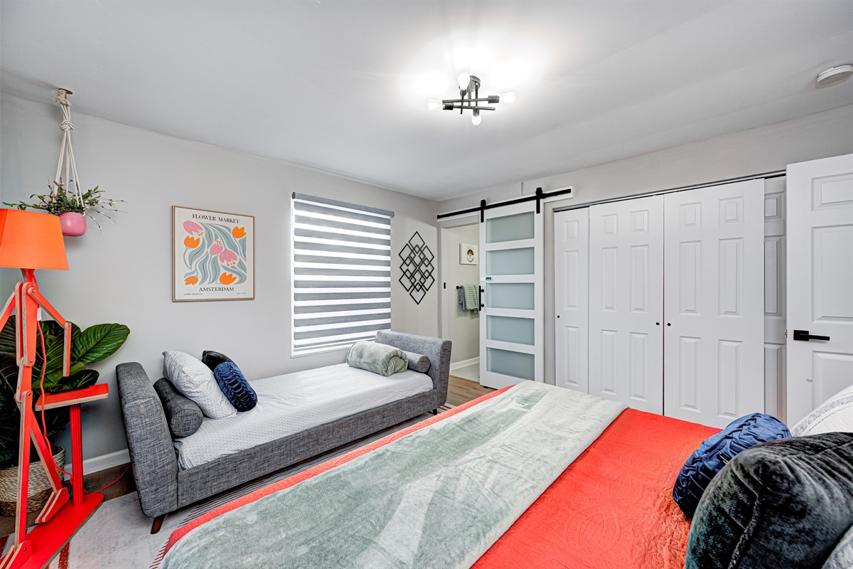 Flexible sleeping options for families, King + twin, perfect for kids or extra guests. Ensuite bathroom is a plus!